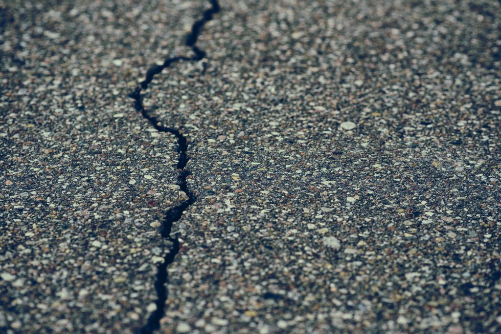 transverse-thermal-cracking-in-asphalt-pavement-causes-and-repair