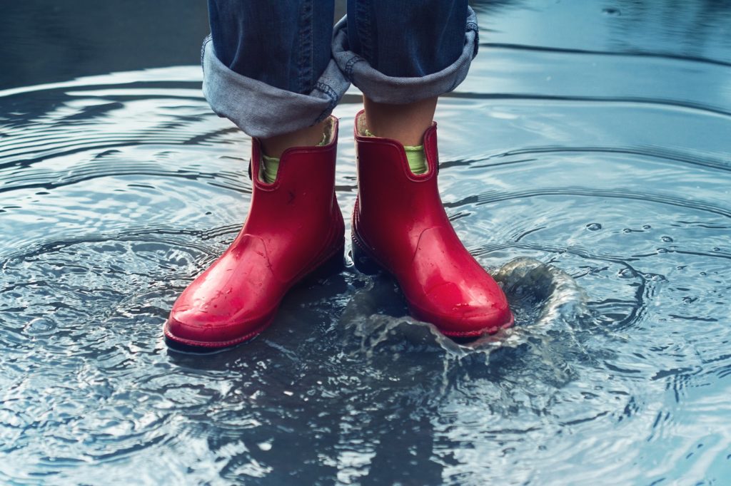 woman-with-red-short-boots